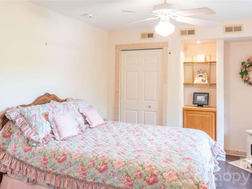 506 Brook Knoll Circle, Weaverville, NC 28787.  MLS# CAR4395332, YatesRealty ID 32546. 
