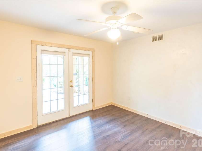 506 Brook Knoll Circle, Weaverville, NC 28787.  MLS# CAR4395332, YatesRealty ID 32546. 