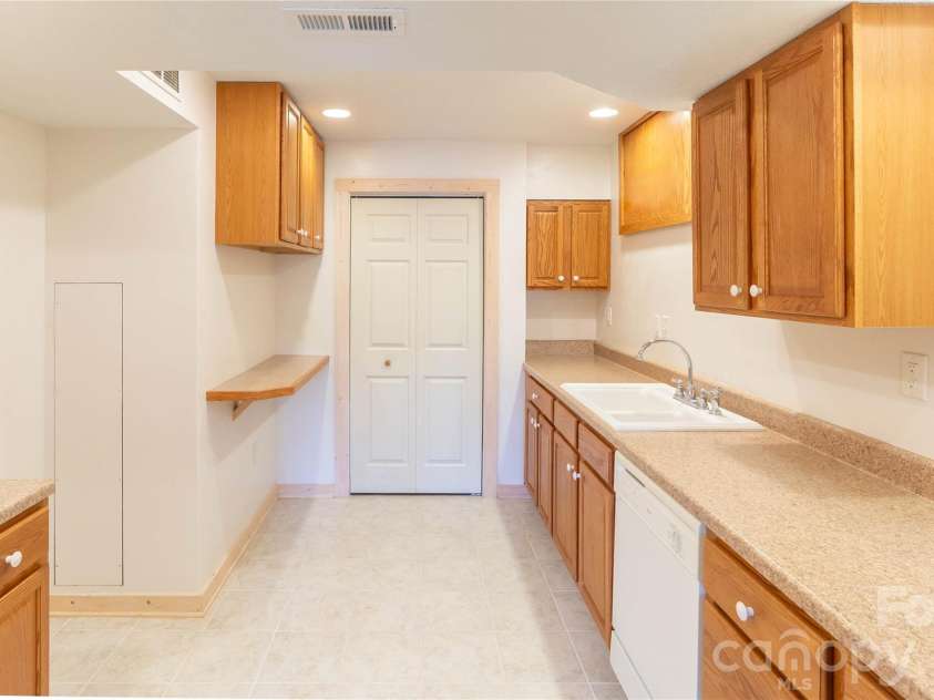 506 Brook Knoll Circle, Weaverville, NC 28787.  MLS# CAR4395332, YatesRealty ID 32546. 