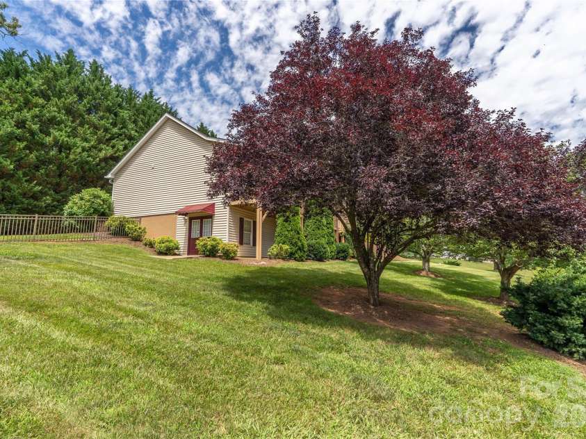 506 Brook Knoll Circle, Weaverville, NC 28787.  MLS# CAR4395332, YatesRealty ID 32546. 