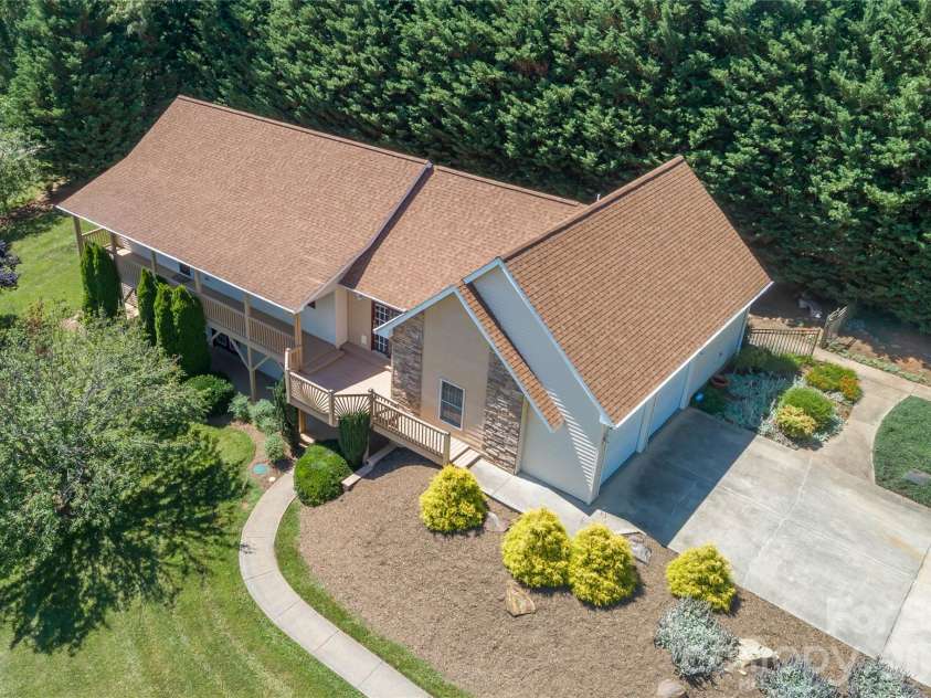 506 Brook Knoll Circle, Weaverville, NC 28787.  MLS# CAR4395332, YatesRealty ID 32546. 