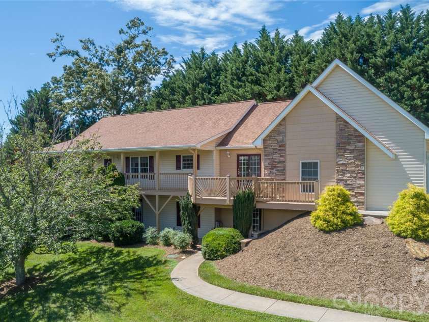 506 Brook Knoll Circle, Weaverville, NC 28787.  MLS# CAR4395332, YatesRealty ID 32546. 