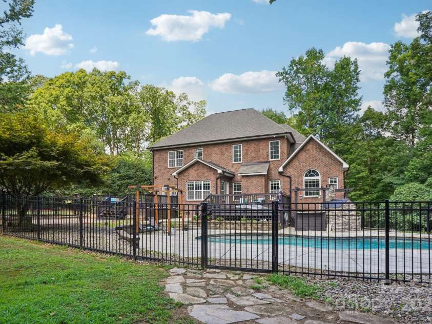 516 Shady Oaks Drive, Stanley, NC 28164.  MLS# CAR4285936, YatesRealty ID 32546. 