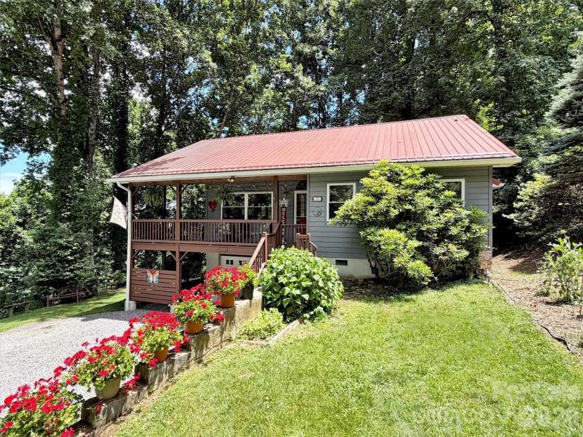 10 Bridle Drive, Maggie Valley, NC 28751.  MLS# CAR4395396, YatesRealty ID 32547. 