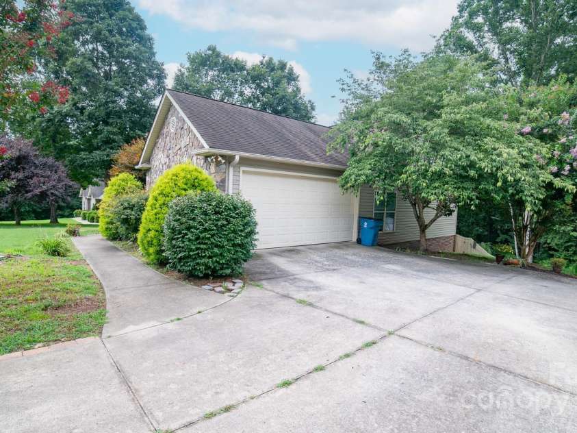 3615 Hollow Oak Lane, Lenoir, NC 28645.  MLS# CAR4289197, YatesRealty ID 32547. 