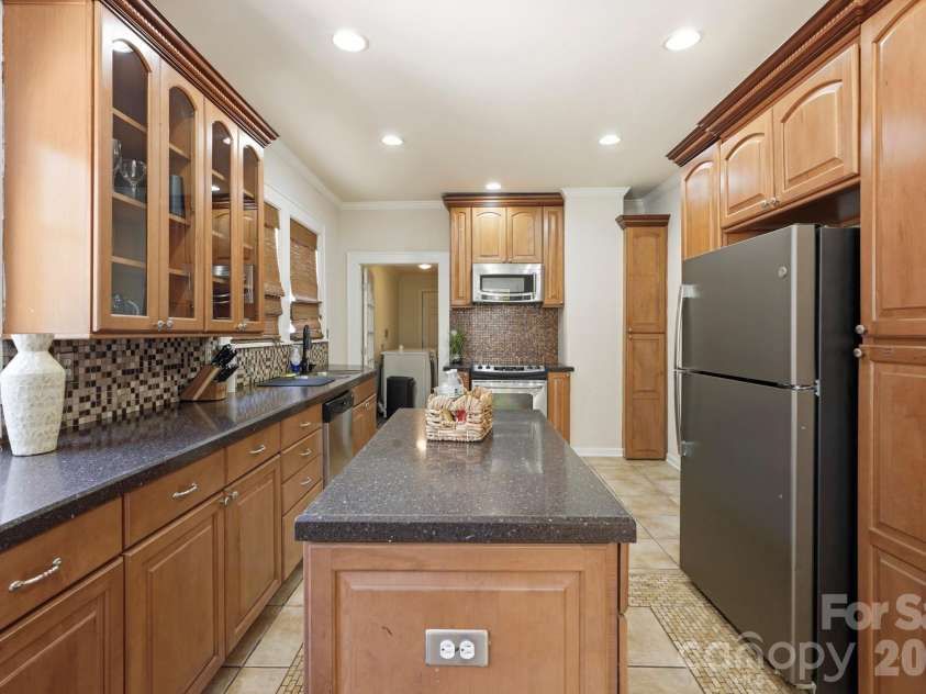 209 Grandin Road, Charlotte, NC 28208.  MLS# CAR4394635, YatesRealty ID 32549. 