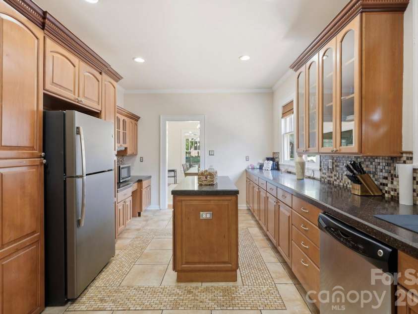 209 Grandin Road, Charlotte, NC 28208.  MLS# CAR4394635, YatesRealty ID 32549. 
