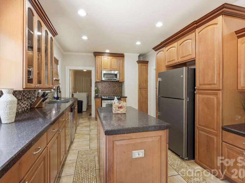 209 Grandin Road, Charlotte, NC 28208.  MLS# CAR4394635, YatesRealty ID 32549. 