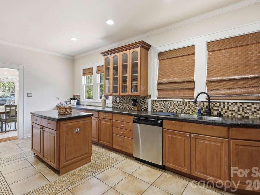 209 Grandin Road, Charlotte, NC 28208.  MLS# CAR4394635, YatesRealty ID 32549. 