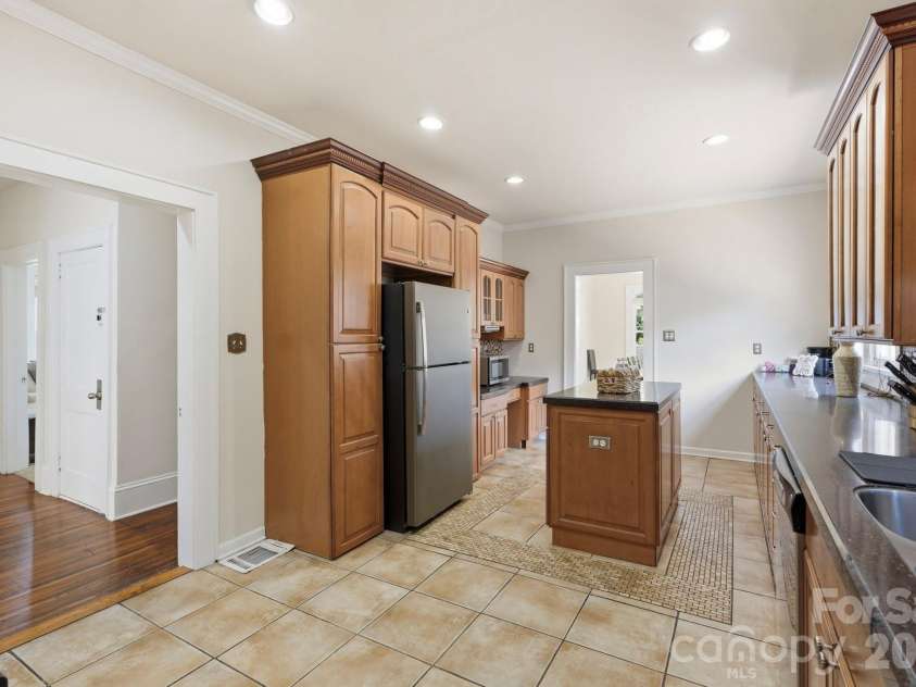 209 Grandin Road, Charlotte, NC 28208.  MLS# CAR4394635, YatesRealty ID 32549. 