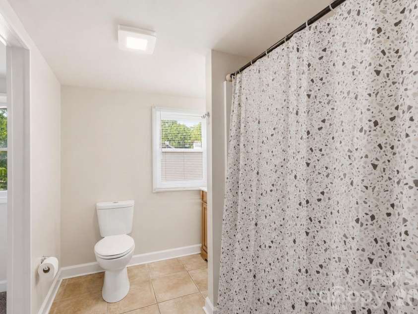 209 Grandin Road, Charlotte, NC 28208.  MLS# CAR4394635, YatesRealty ID 32549. 
