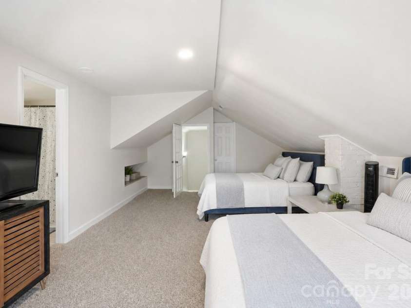 209 Grandin Road, Charlotte, NC 28208.  MLS# CAR4394635, YatesRealty ID 32549. 