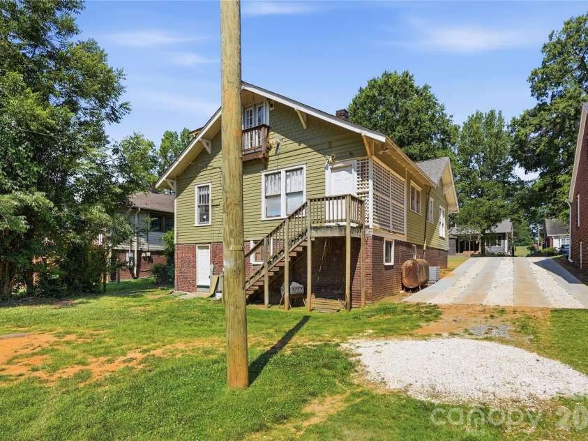 209 Grandin Road, Charlotte, NC 28208.  MLS# CAR4394635, YatesRealty ID 32549. 