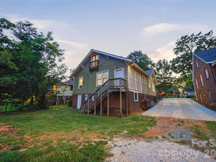209 Grandin Road, Charlotte, NC 28208.  MLS# CAR4394635, YatesRealty ID 32549. 