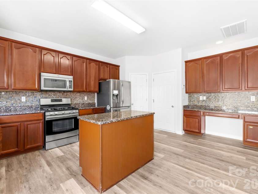 2704 Piersland Drive, Matthews, NC 28104.  MLS# CAR4343467, YatesRealty ID 3255. 