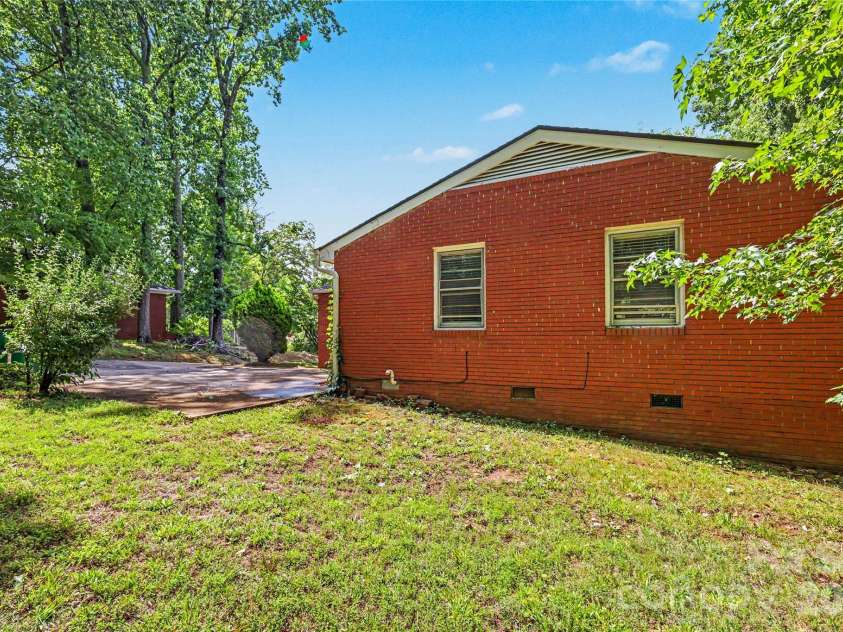 2000 Russell Avenue, Charlotte, NC 28216.  MLS# CAR4394937, YatesRealty ID 32550. Backyard
