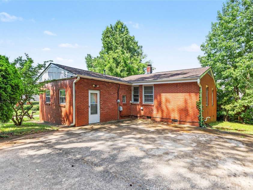 2000 Russell Avenue, Charlotte, NC 28216.  MLS# CAR4394937, YatesRealty ID 32550. Driveway