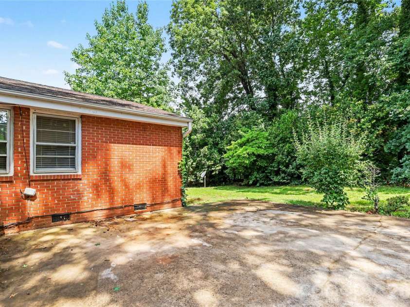 2000 Russell Avenue, Charlotte, NC 28216.  MLS# CAR4394937, YatesRealty ID 32550. Driveway