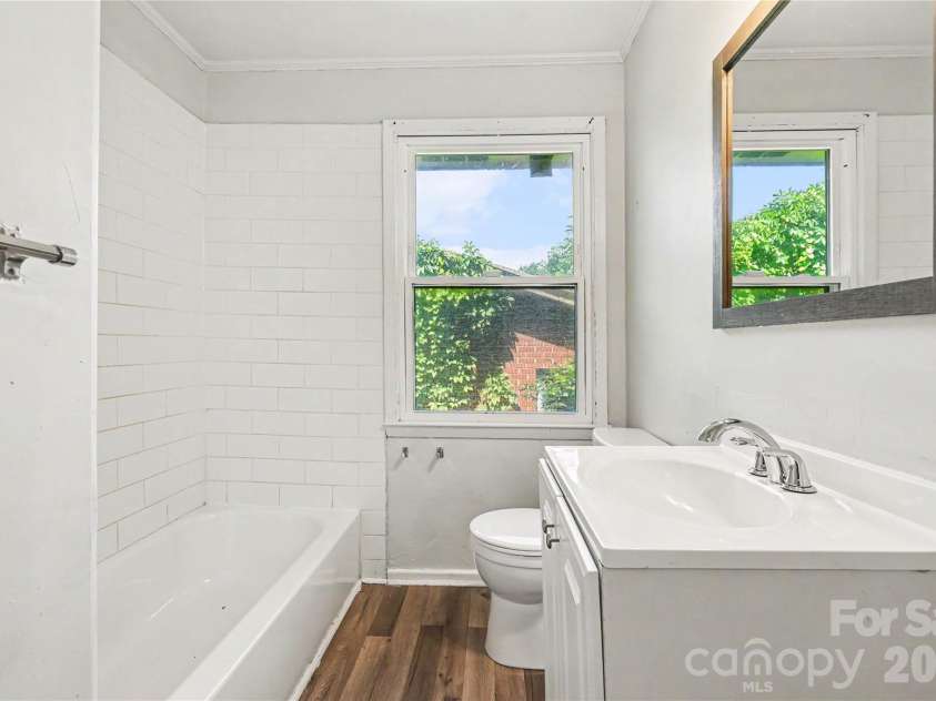 2000 Russell Avenue, Charlotte, NC 28216.  MLS# CAR4394937, YatesRealty ID 32550. Full Bathroom