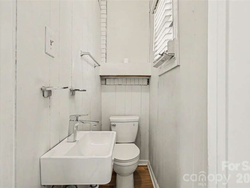 2000 Russell Avenue, Charlotte, NC 28216.  MLS# CAR4394937, YatesRealty ID 32550. Half Bathroom