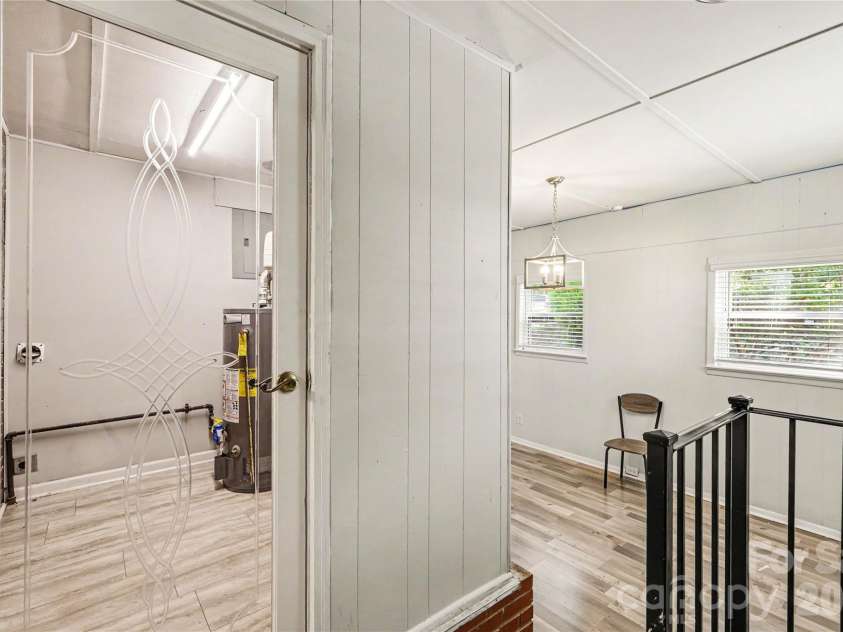 2000 Russell Avenue, Charlotte, NC 28216.  MLS# CAR4394937, YatesRealty ID 32550. Hallway
