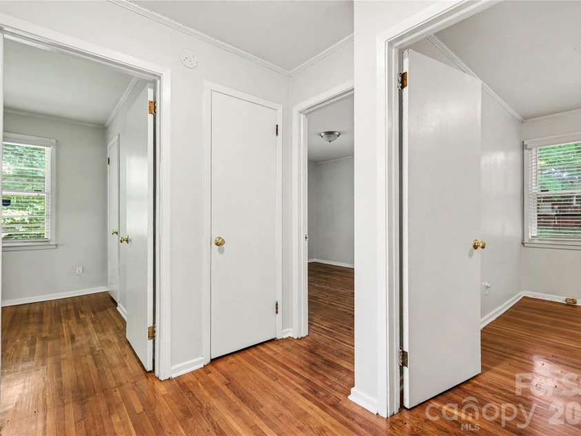 2000 Russell Avenue, Charlotte, NC 28216.  MLS# CAR4394937, YatesRealty ID 32550. Hallway