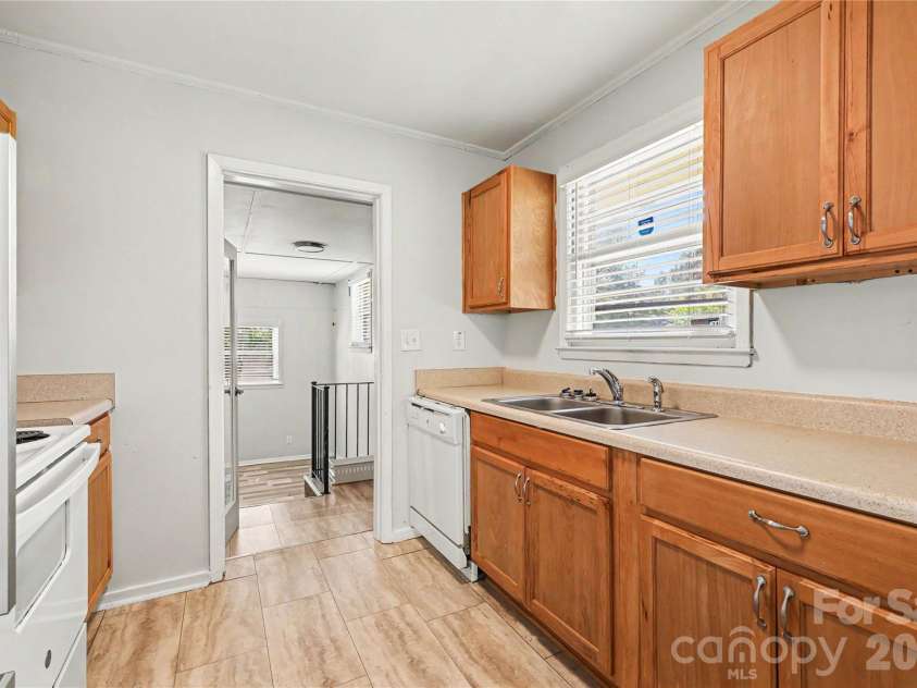 2000 Russell Avenue, Charlotte, NC 28216.  MLS# CAR4394937, YatesRealty ID 32550. Kitchen