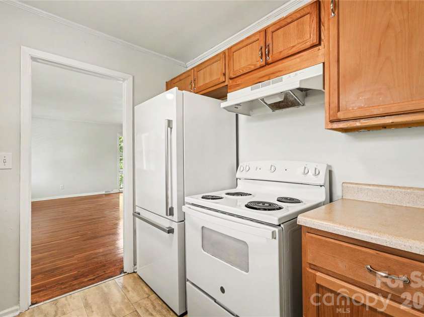 2000 Russell Avenue, Charlotte, NC 28216.  MLS# CAR4394937, YatesRealty ID 32550. Kitchen