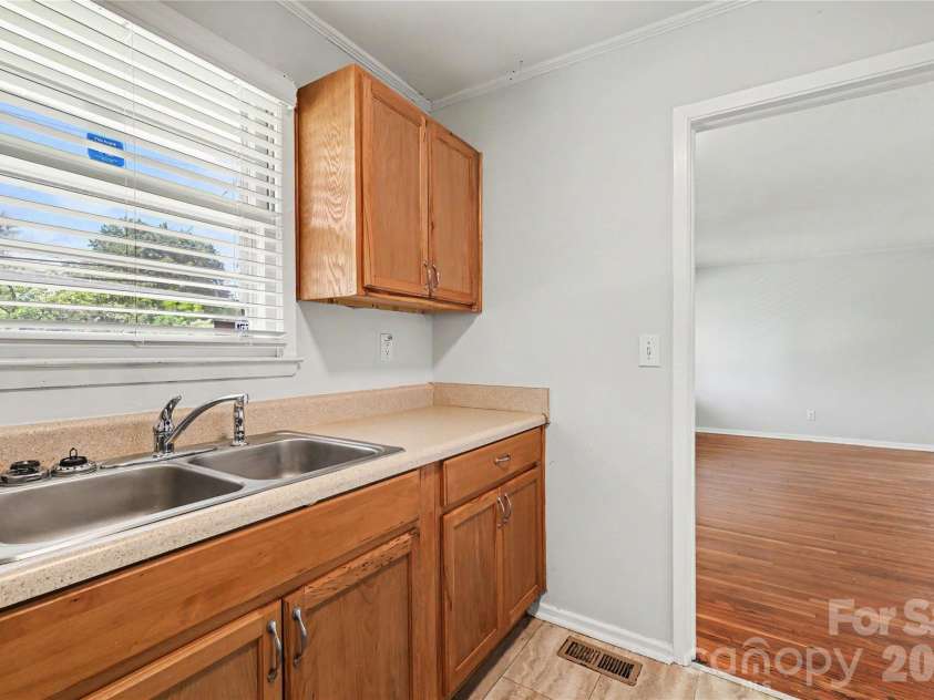 2000 Russell Avenue, Charlotte, NC 28216.  MLS# CAR4394937, YatesRealty ID 32550. Kitchen
