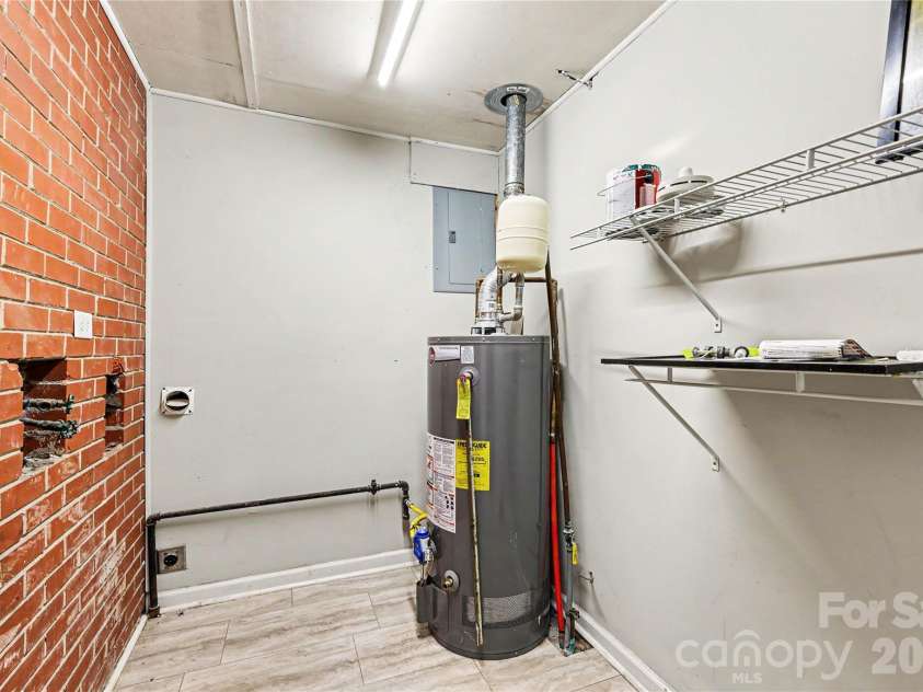 2000 Russell Avenue, Charlotte, NC 28216.  MLS# CAR4394937, YatesRealty ID 32550. Laundry Room