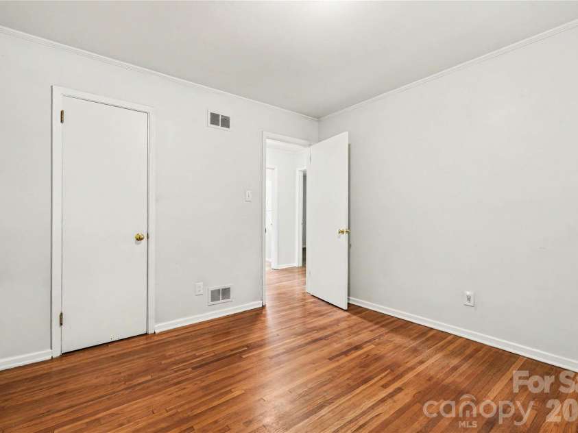 2000 Russell Avenue, Charlotte, NC 28216.  MLS# CAR4394937, YatesRealty ID 32550. Primary Bedroom