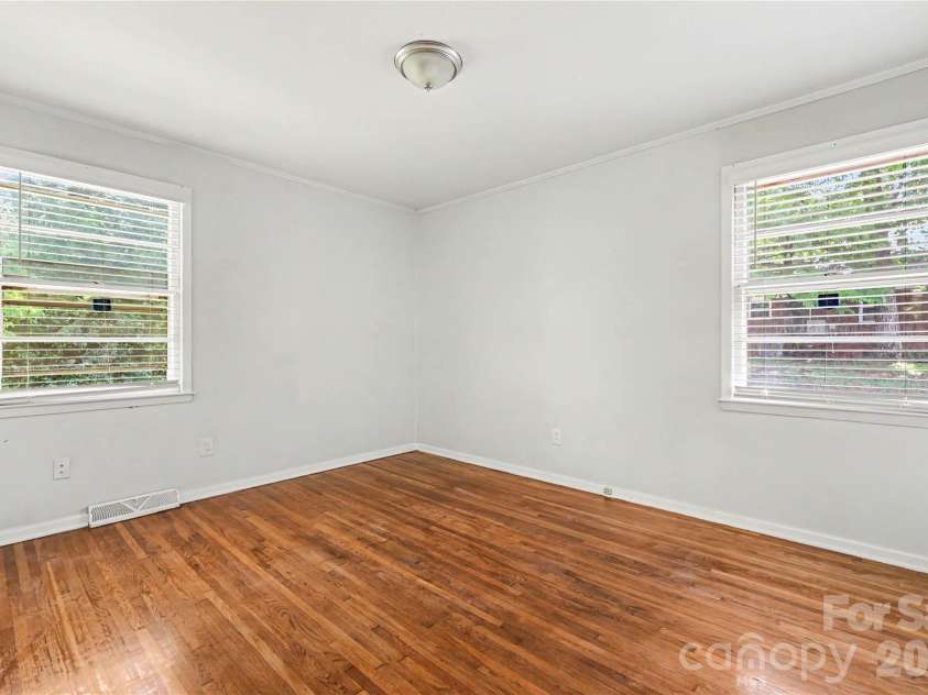 2000 Russell Avenue, Charlotte, NC 28216.  MLS# CAR4394937, YatesRealty ID 32550. Primary Bedroom