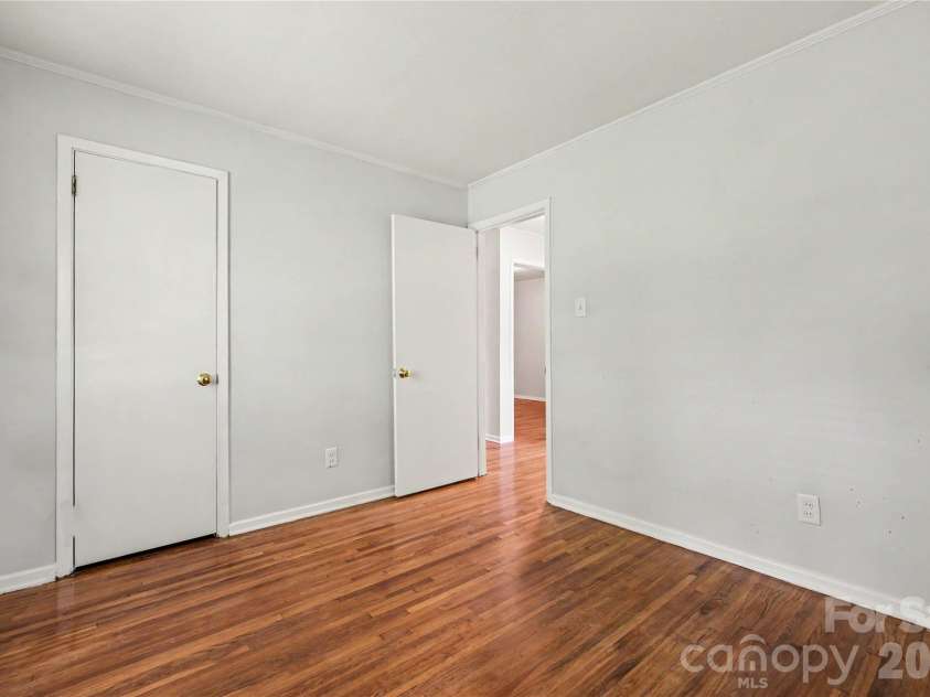 2000 Russell Avenue, Charlotte, NC 28216.  MLS# CAR4394937, YatesRealty ID 32550. Primary Bedroom