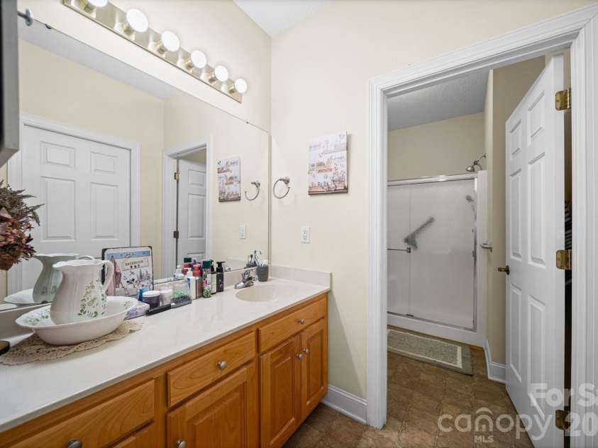 6241 Orchid Court, Denver, NC 28037.  MLS# CAR4393431, YatesRealty ID 32551. Primary Bath