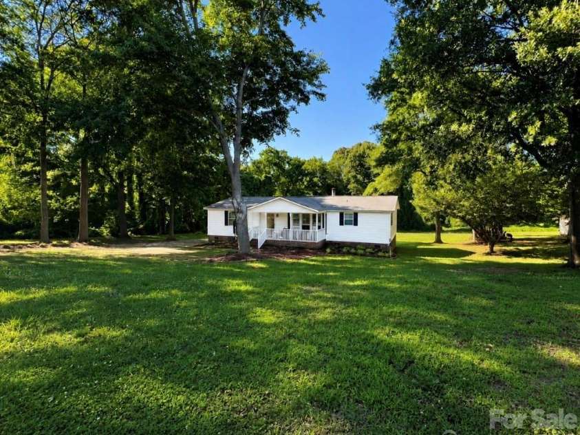 428 Club Drive, Gastonia, NC 28054.  MLS# CAR4389648, YatesRealty ID 32552. 