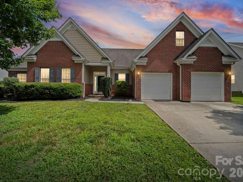 10111 Trailmoor Road, Charlotte, NC 28278.  MLS# CAR4388664, YatesRealty ID 32553. 