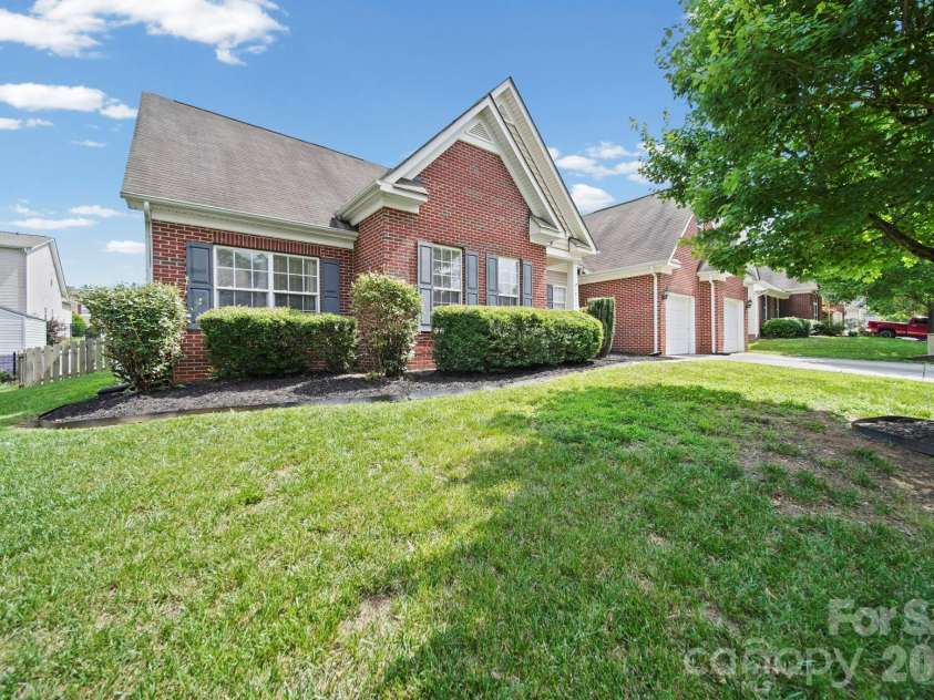 10111 Trailmoor Road, Charlotte, NC 28278.  MLS# CAR4388664, YatesRealty ID 32553. 