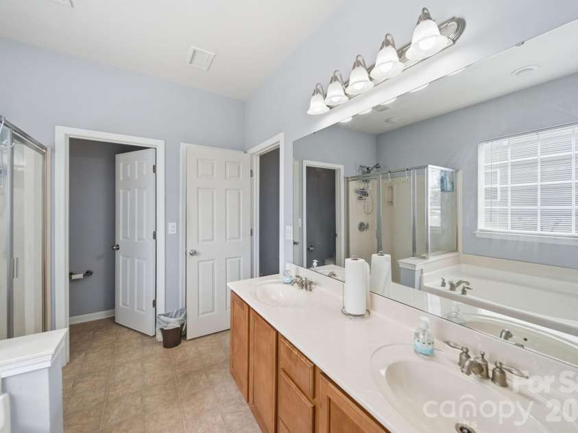 10111 Trailmoor Road, Charlotte, NC 28278.  MLS# CAR4388664, YatesRealty ID 32553. 