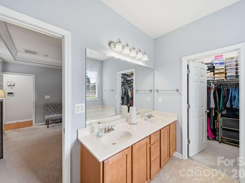 10111 Trailmoor Road, Charlotte, NC 28278.  MLS# CAR4388664, YatesRealty ID 32553. 