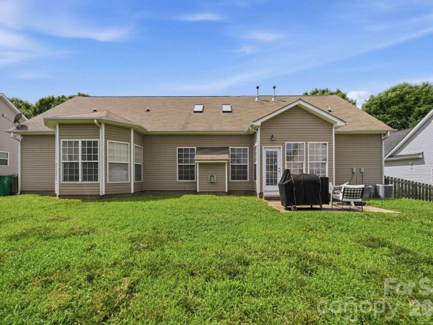 10111 Trailmoor Road, Charlotte, NC 28278.  MLS# CAR4388664, YatesRealty ID 32553. 