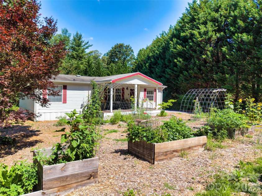 435 McMinn Road, Hendersonville, NC 28792.  MLS# CAR4386081, YatesRealty ID 32554. 