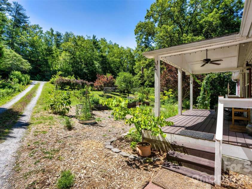 435 McMinn Road, Hendersonville, NC 28792.  MLS# CAR4386081, YatesRealty ID 32554. 