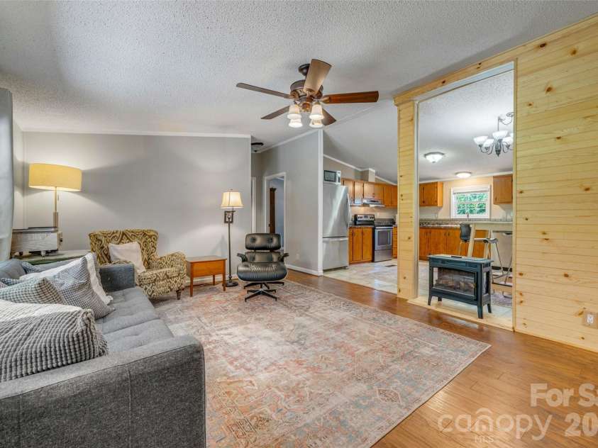 435 McMinn Road, Hendersonville, NC 28792.  MLS# CAR4386081, YatesRealty ID 32554. 