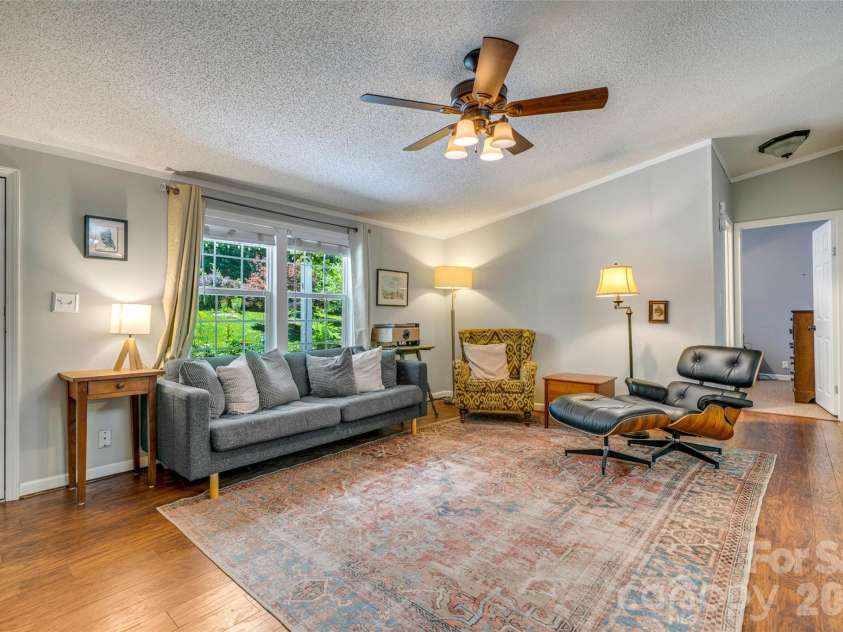 435 McMinn Road, Hendersonville, NC 28792.  MLS# CAR4386081, YatesRealty ID 32554. 