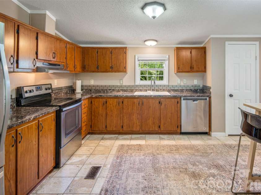 435 McMinn Road, Hendersonville, NC 28792.  MLS# CAR4386081, YatesRealty ID 32554. 