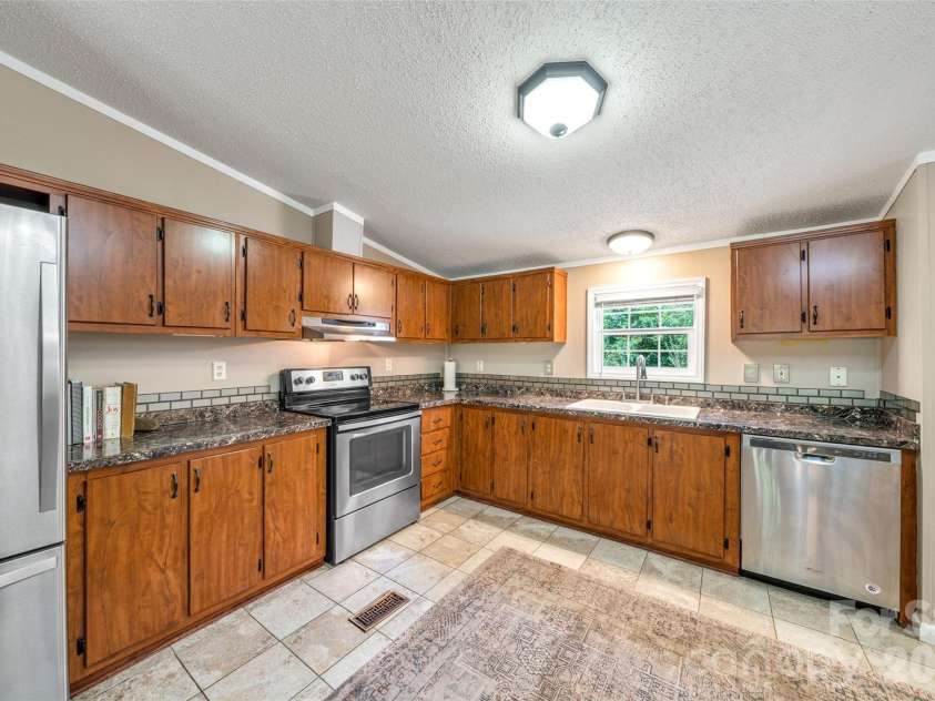 435 McMinn Road, Hendersonville, NC 28792.  MLS# CAR4386081, YatesRealty ID 32554. 
