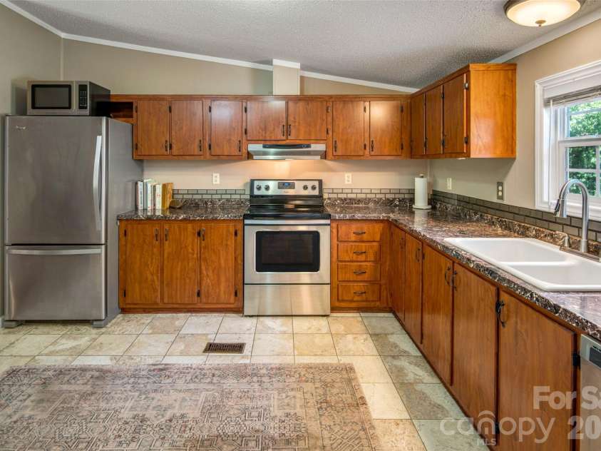 435 McMinn Road, Hendersonville, NC 28792.  MLS# CAR4386081, YatesRealty ID 32554. 