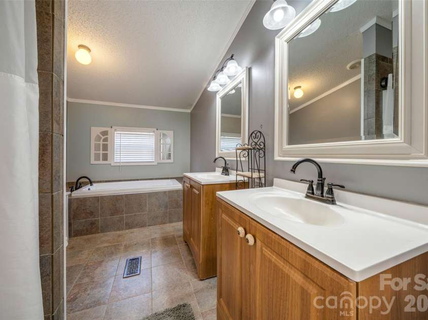 435 McMinn Road, Hendersonville, NC 28792.  MLS# CAR4386081, YatesRealty ID 32554. 