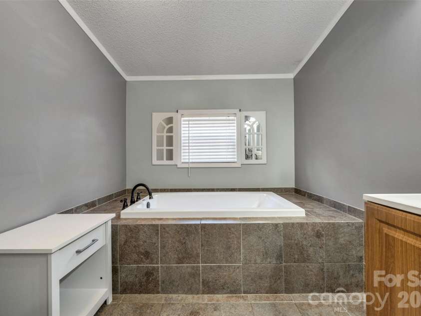 435 McMinn Road, Hendersonville, NC 28792.  MLS# CAR4386081, YatesRealty ID 32554. 