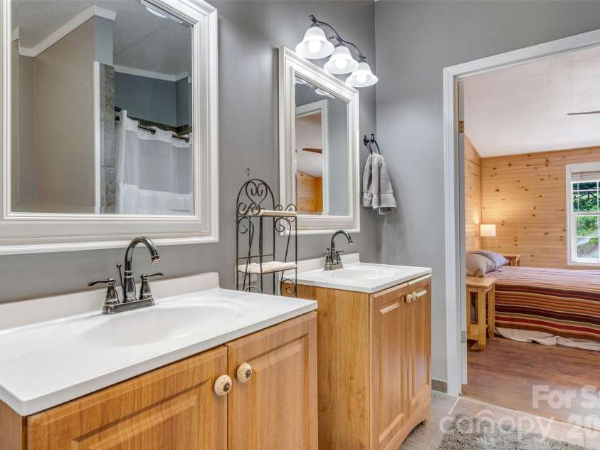 435 McMinn Road, Hendersonville, NC 28792.  MLS# CAR4386081, YatesRealty ID 32554. 